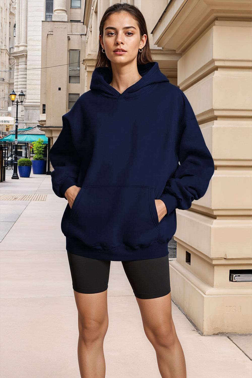 Hooded sweatshirt with a loose and casual design
